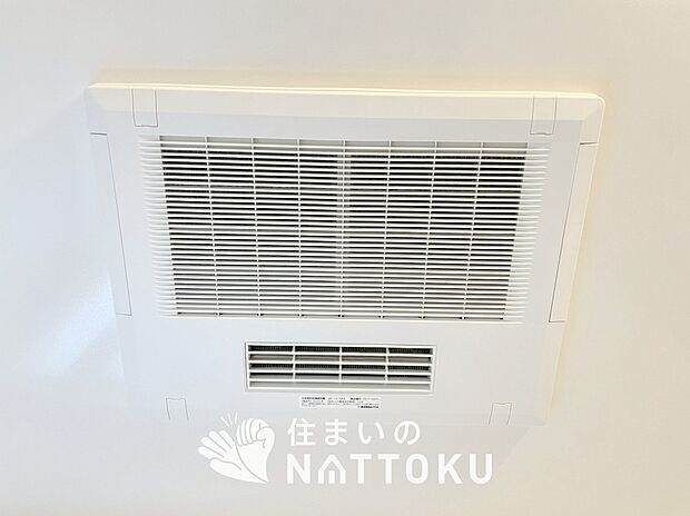 【電気式浴室暖房換気乾燥機】寒い冬場はあたたかく、暑い夏場は扇風機のような心地よさです。
雨の日は、浴室が衣類乾燥スペースになります。