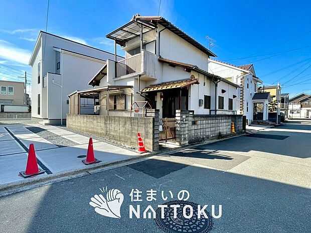 【現地写真（前道含む外観）】軽くて火災に強い屋根材を採用し、地震時の建物への負担や揺れを軽減しています。