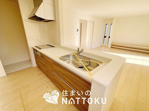【現地写真（キッチン）】収納たっぷりのシステムキッチン、浄水器付水栓を標準装備しています。