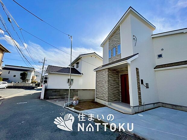 【現地写真(前道含む外観)】軽くて火災に強い屋根材を採用し、地震時の建物への負担や揺れを軽減しています。