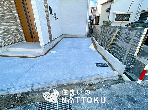 【現地写真(駐車場)】駐車スペースが広く、運転が苦手な方も安心です。