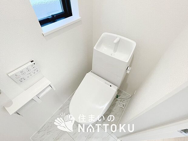 【トイレ】汚れてもサッとひと拭きでお手入れ簡単、エコ仕様の温水洗浄便座付きのトイレです。
バリアフリーにも配慮しています。