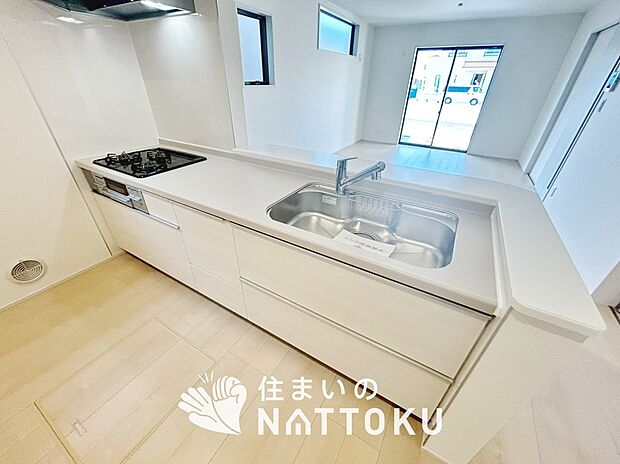 【現地写真（キッチン）】収納たっぷりのシステムキッチン、浄水器付水栓を標準装備しています。