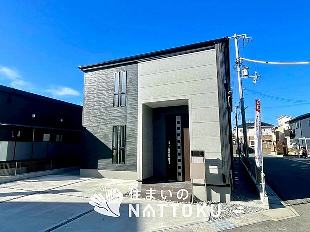 【現地写真（外観）】雨で汚れを落とし、耐久性・耐候性に優れた外壁を使用しています。