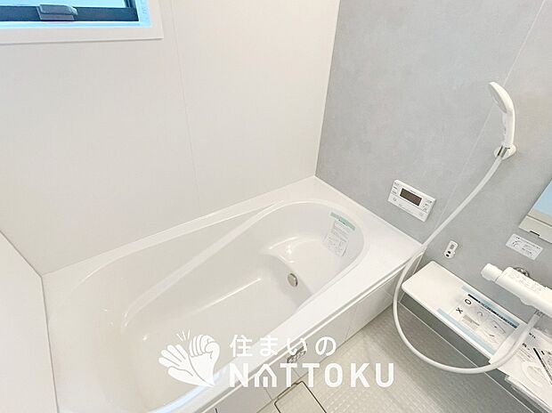 【現地写真（浴室）】浴室暖房乾燥機付き。１坪タイプで広々です。