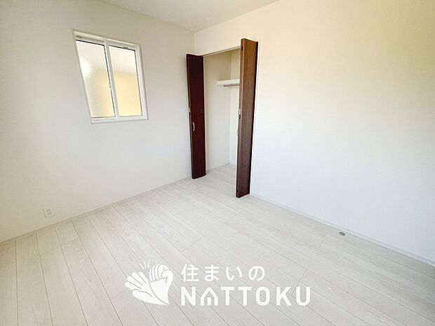 【現地写真（洋室）】木目の美しさを際立たせるシンプルデザインの建具を使用しています。