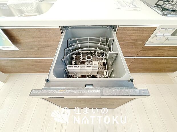 【食器洗い乾燥機】食後の時間にゆとりを与えてくれる食器洗い乾燥機。
操作ボタンも上面にあるので、腰をかがめずに操作ができラクラクです。