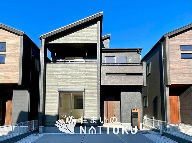 【現地写真（外観）【２号地】】軽くて火災に強い屋根材を採用し、地震時の建物への負担や揺れを軽減しています。