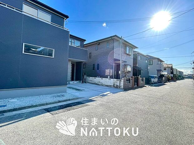 【現地写真（前道含む外観）】軽くて火災に強い屋根材を採用し、地震時の建物への負担や揺れを軽減しています。