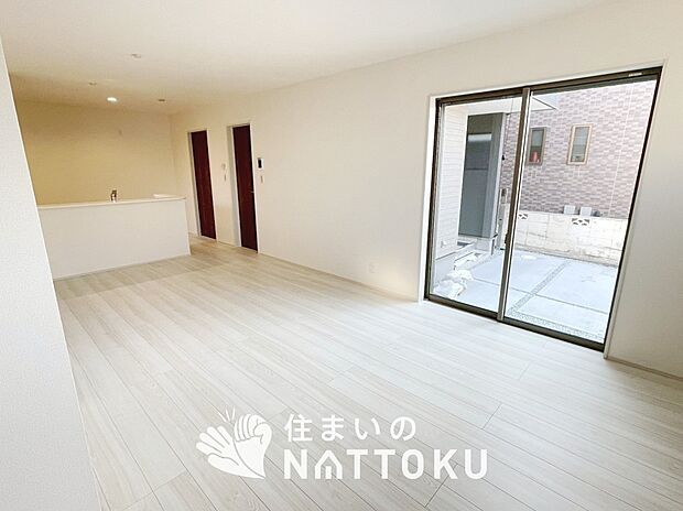 【現地写真（リビング）】フローリング材には、木目、色調など木材特有の風合いがあり、ナチュラルな美しさになっています。