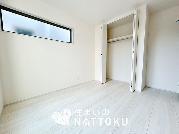 【現地写真（洋室）】木目の美しさを際立たせるシンプルデザインの建具を使用しています。