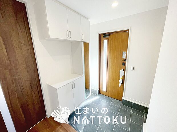 【現地写真（玄関）】玄関には、大型のシューズ収納を設置しています。