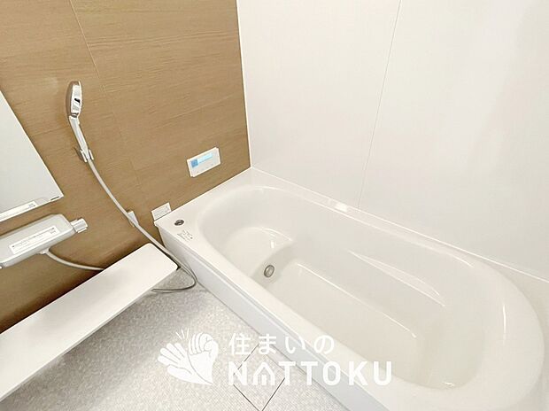 【現地写真（浴室）】浴室暖房乾燥機付き。１坪タイプで広々です。