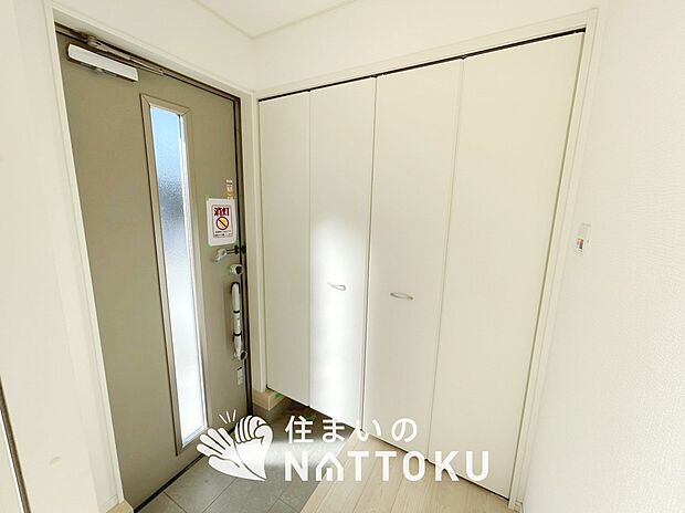 【現地写真（玄関）】玄関には、大型のシューズ収納を設置しています。
