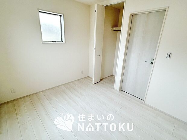 【現地写真（洋室）】木目の美しさを際立たせるシンプルデザインの建具を使用しています。