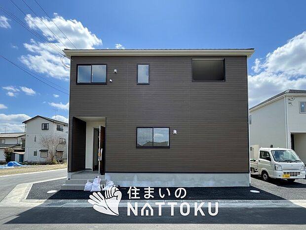 【現地写真（外観）【９号地】】軽くて火災に強い屋根材を採用し、地震時の建物への負担や揺れを軽減しています。