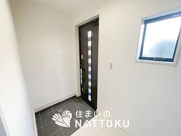 【現地写真（玄関）】玄関には、大型のシューズ収納を設置しています。