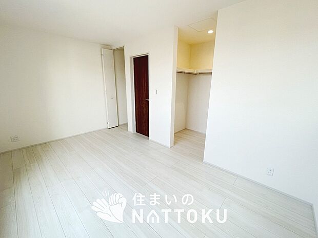 【現地写真（寝室）】木目の美しさを際立たせるシンプルデザインの建具を使用しています。