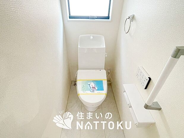 【トイレ】汚れてもサッとひと拭きでお手入れ簡単、エコ仕様の温水洗浄便座付きのトイレです。
バリアフリーにも配慮しています。