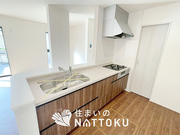 【現地写真（キッチン）】収納たっぷりのシステムキッチン、浄水器付水栓を標準装備しています。