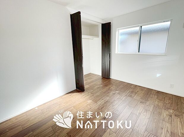 【現地写真（寝室）】木目の美しさを際立たせるシンプルデザインの建具を使用しています。