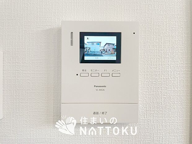 【TVモニター付インターホン】手放し通話ができ、送話表示灯で送話・受話状態が確認できます。
映像と音声で玄関先の様子をチェックできるモニター機能や、夜間の訪問者の顔も確認できるLEDライトを装備しています。
