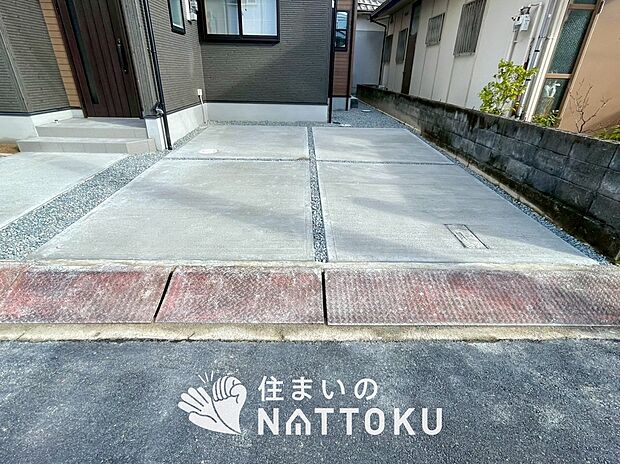 【現地写真（駐車場）】駐車スペースが広く、運転が苦手な方も安心です。