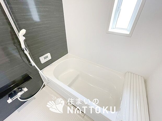 【現地写真（浴室）】浴室暖房乾燥機付き。１坪タイプで広々です。