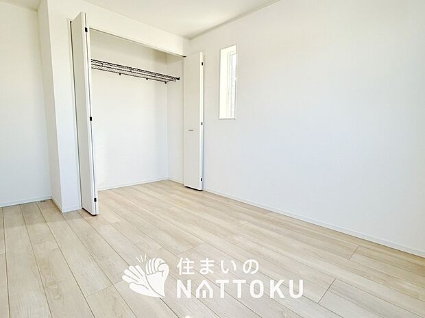 【現地写真（洋室）　】木目の美しさを際立たせるシンプルデザインの建具を使用しています。