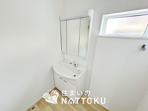 【洗面台・洗面所】鏡の両サイドは、必要なものを取出しやすく、大きな鏡面で朝の準備も快適。
使いやすいリフトアップ機能付きのシングルレバーシャワー水栓付です。