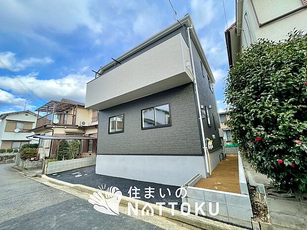 【現地写真（外観）】雨で汚れを落とし、耐久性・耐候性に優れた外壁を使用しています。