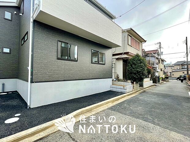 【現地写真（前道含む外観）】軽くて火災に強い屋根材を採用し、地震時の建物への負担や揺れを軽減しています。