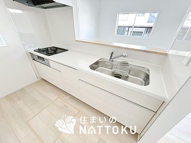 【現地写真（キッチン）】収納たっぷりのシステムキッチン、浄水器付水栓を標準装備しています。
