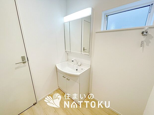 【洗面台・洗面所】鏡の両サイドは、必要なものを取出しやすく、大きな鏡面で朝の準備も快適。
使いやすいリフトアップ機能付きのシングルレバーシャワー水栓付です。