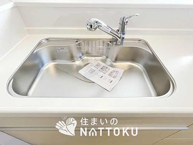 【浄水器内臓ハンドシャワー付シンク】広々とした凸型シンクに洗剤ポケットを標準装備。すっきり収納できます。
また、蛇口の先端に浄水器を内蔵しているため場所をとりません。