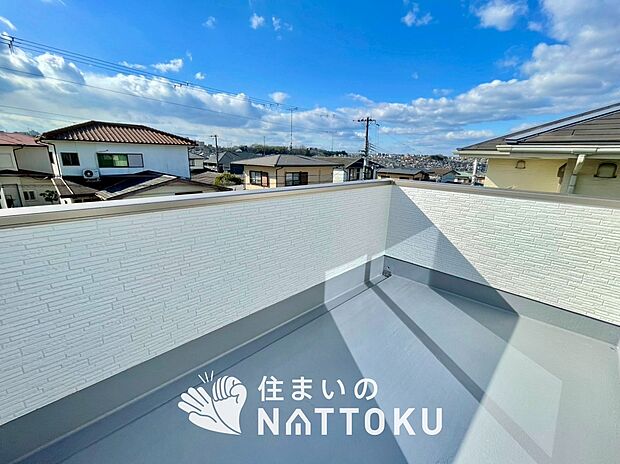 【バルコニー】奥行きが広く、洗濯物をゆったりと干せる十分な広さで、家族の洗濯も捗ります。