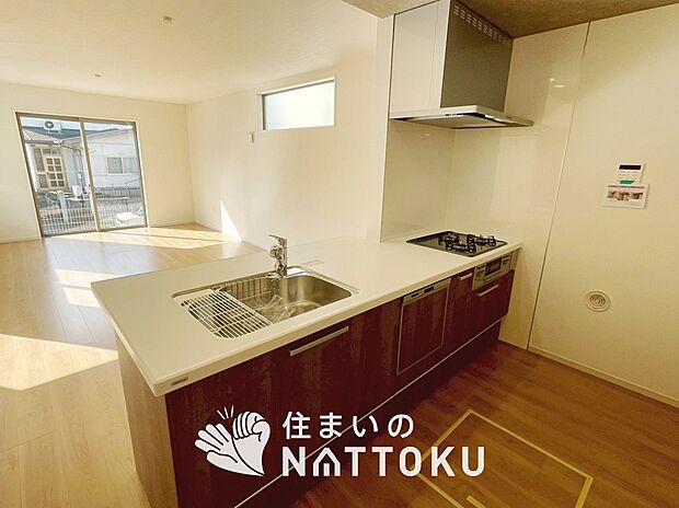 【現地写真（キッチン）】収納たっぷりのシステムキッチン、浄水器付水栓を標準装備しています。