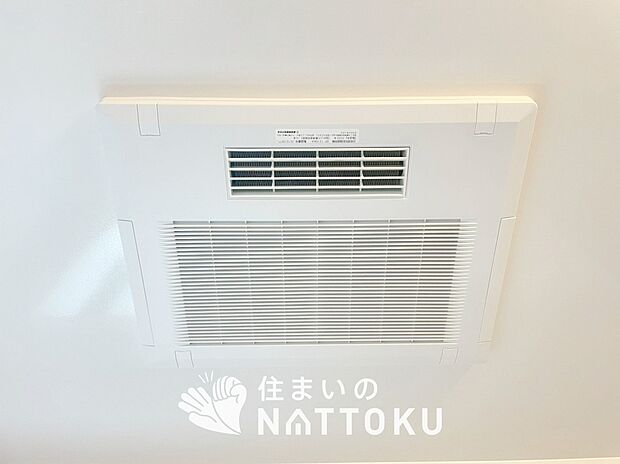【電気式浴室暖房換気乾燥機】寒い冬場はあたたかく、暑い夏場は扇風機のような心地よさです。
雨の日は、浴室が衣類乾燥スペースになります。