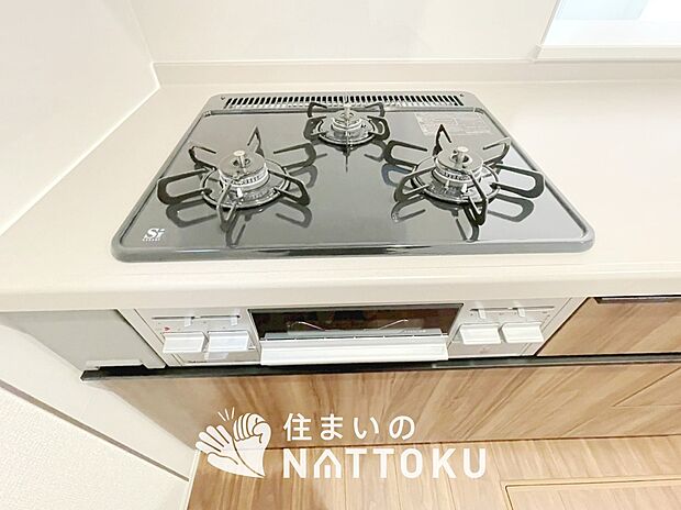 【ビルトインコンロ】フラットな構造で清掃性が高く、過熱防止センサー付３口タイプで日頃の家事も快適です。
