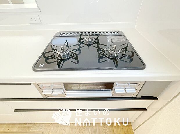 【ビルトインコンロ】フラットな構造で清掃性が高く、過熱防止センサー付３口タイプで日頃の家事も快適です。