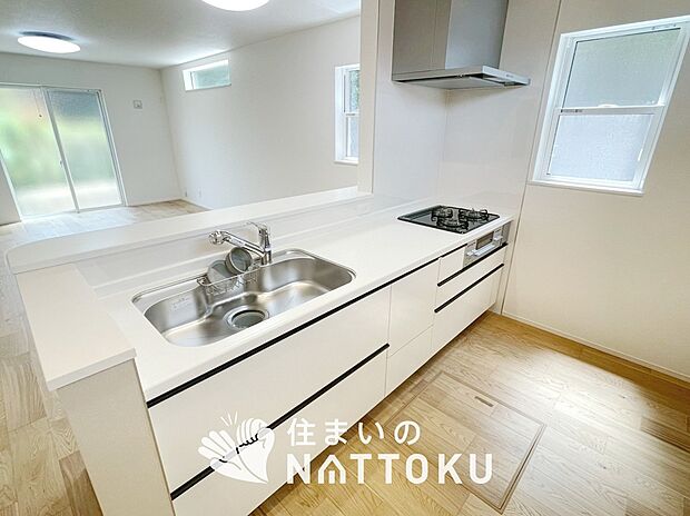 【現地写真（キッチン）】収納たっぷりのシステムキッチン、浄水器付水栓を標準装備しています。