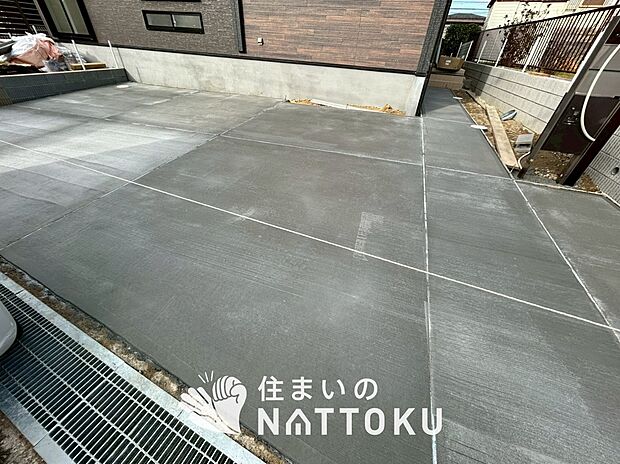 【現地写真（駐車場）】駐車スペースが広く、運転が苦手な方も安心です。