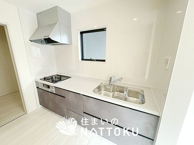 【現地写真（キッチン）】フローリング材には、木目、色調など木材特有の風合いがあり、ナチュラルな美しさになっています。