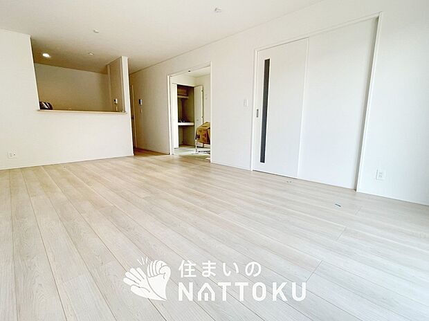 【現地写真（リビング）】フローリング材には、木目、色調など木材特有の風合いがあり、ナチュラルな美しさになっています。