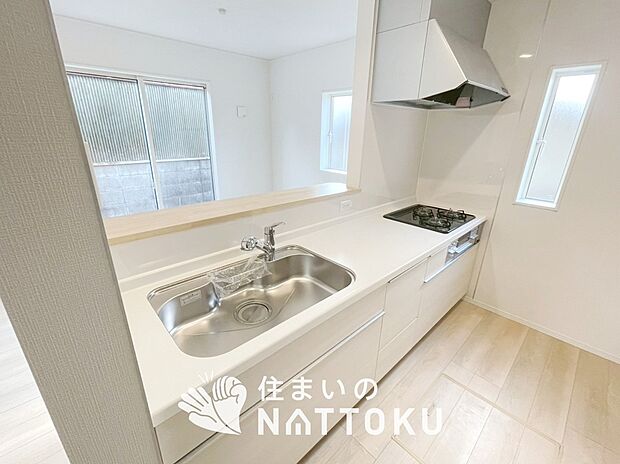 【現地写真（キッチン）】収納たっぷりのシステムキッチン、浄水器付水栓を標準装備しています。