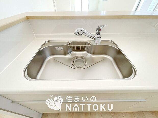 【浄水器内臓ハンドシャワー付シンク】広々とした凸型シンクに洗剤ポケットを標準装備。すっきり収納できます。
また、蛇口の先端に浄水器を内蔵しているため場所をとりません。