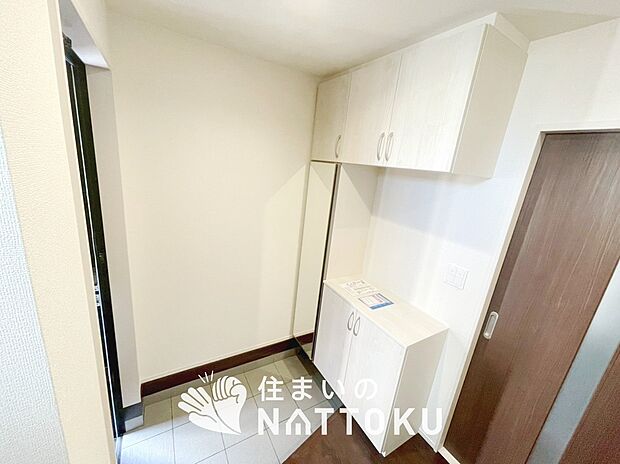 【現地写真（玄関）】玄関には、大型のシューズ収納を設置しています。