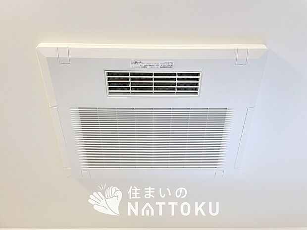 【浴室暖房換気乾燥機】寒い冬場はあたたかく、暑い夏場は扇風機のような心地よさです。
雨の日は、浴室が衣類乾燥スペースになります。