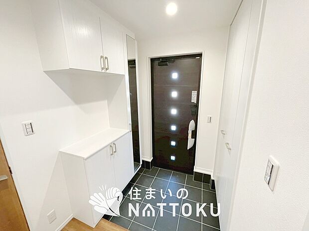 【現地写真（玄関）】玄関には、大型のシューズ収納を設置しています。