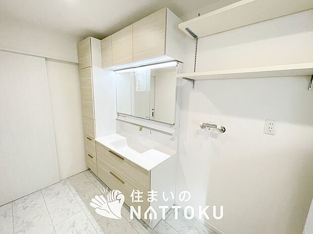 【洗面台・洗面所】鏡の両サイドは、必要なものを取出しやすく、大きな鏡面で朝の準備も快適。
使いやすいリフトアップ機能付きのシングルレバーシャワー水栓付です。